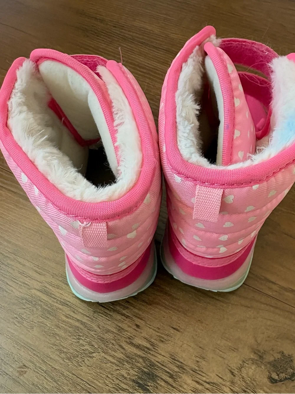 Carter's Bright Pink Heart Snow Boots girls size 8. iNV25/554
